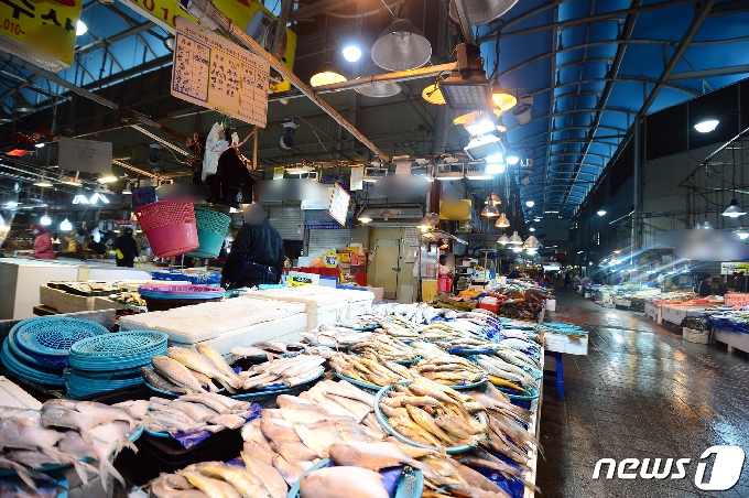 12일 오전 광주광역시 서구 양동시장이 한산한 모습을 보이고 있다. 광주시에 따르면 전날 해당 시장 상인 2명이 코로나19에 추가 확진돼 누적 확진자는 15명으로 늘었다.2021.1.12/뉴스1 © News1 정다움 기자