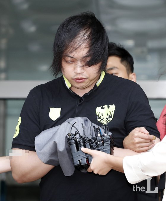 노래방 도우미를 교체해달라는 손님과 말다툼 끝에 손님을 살해하고 시신을 훼손, 유기한 변경석씨(34·노래방 업주)가 29일 오후 경기도 안양동안경찰서에서 수원지방검찰청 안양지청으로 송치되고 있다./ 사진=뉴스1