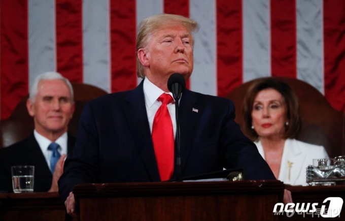 (워싱턴 AFP=뉴스1) 우동명 기자 = 도널드 트럼프 미국 대통령(가운데)과 마이크 펜스 부통령(왼쪽), 낸시 펠로시 하원의장