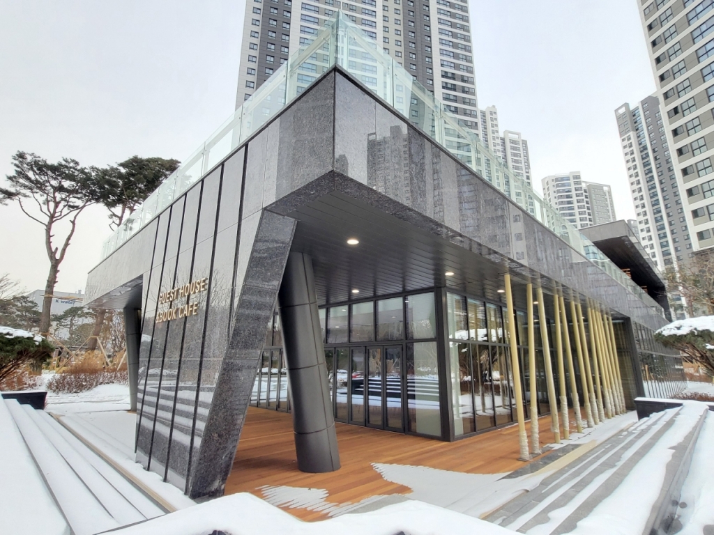 비주거용 건물 중 국내 최초로 제로에너지건축물 1등급 인증을 받은 과천위버필드 내 주민공동시설 전경. /사진제공=SK건설