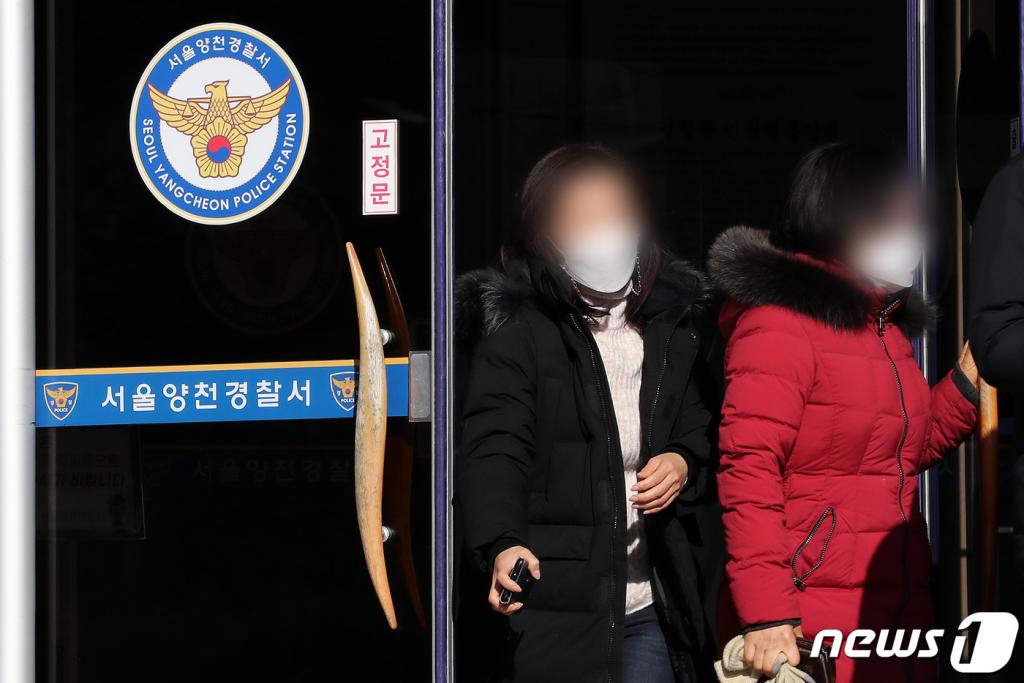 (서울=뉴스1) 이동해 기자 = 양부모의 지속적인 학대로 숨진 16개월 영아 정인(가명)양에 대한 초동 대처에 문제가 있었던 양천경찰서 홈페이지에 비판 게시물이 쏟아지고 있다. 서울 양천경찰서는 지난해 5월, 6월, 9월 무려 세 차례나 학대의심 신고를 접수했지만 학대 증거를 찾지 못했다는 이유로 사건을 내사 종결하거나 검찰에 불기소 의견을 달아 송치한 바 있다. 이에 실명인증 등 복잡한 절차를 거쳐야 글을 쓸 수 있는 양천서 홈페이지 '칭찬합시다' 게시판에 지난 5일 하루에만 500여개 비판 게시물이 올라왔다. 6일 서울 양천구 양천경찰서에서 시민들이 오가고 있다. 2020.1.6/뉴스1