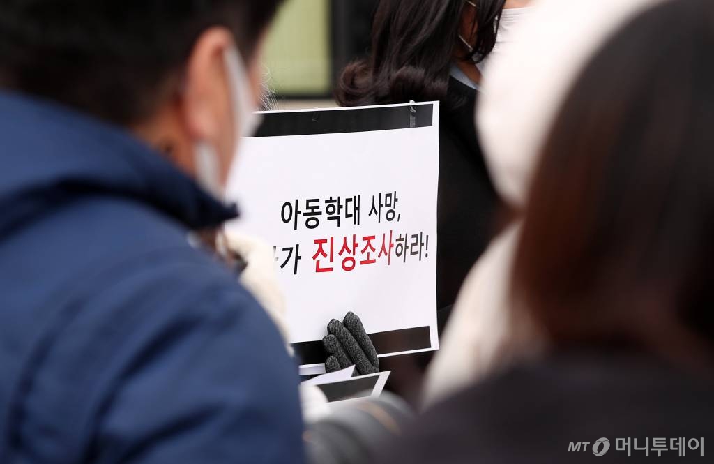 탁틴내일, 한국미혼모지원네트워크 등 아동인권단체 회원들이 11일 서울 여의도 국회의사당 정문 앞에서 '아동의 죽음, 보건복지부장관과 경찰청장에게 묻는다' 기자회견을 하고 있다. / 사진=김휘선 기자 hwijpg@