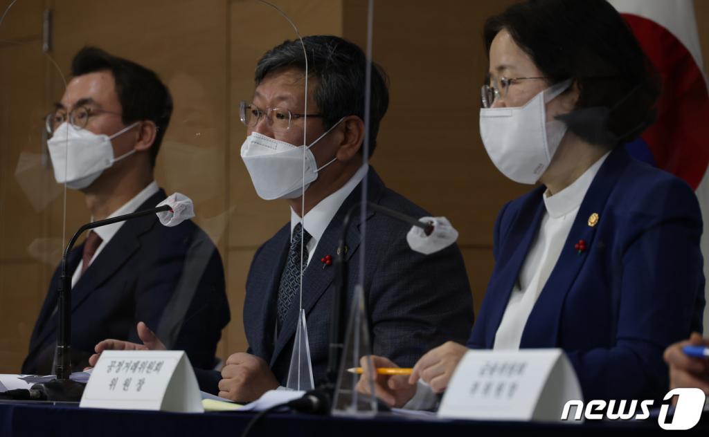 (서울=뉴스1) 송원영 기자 = 이용구 법무부 차관이 16일 서울 종로구 정부서울청사에서 공정경제 3법(상법·공정거래법·금융그룹감독법) 관계기관 합동 브리핑을 하고 있다. 2020.12.16/뉴스1