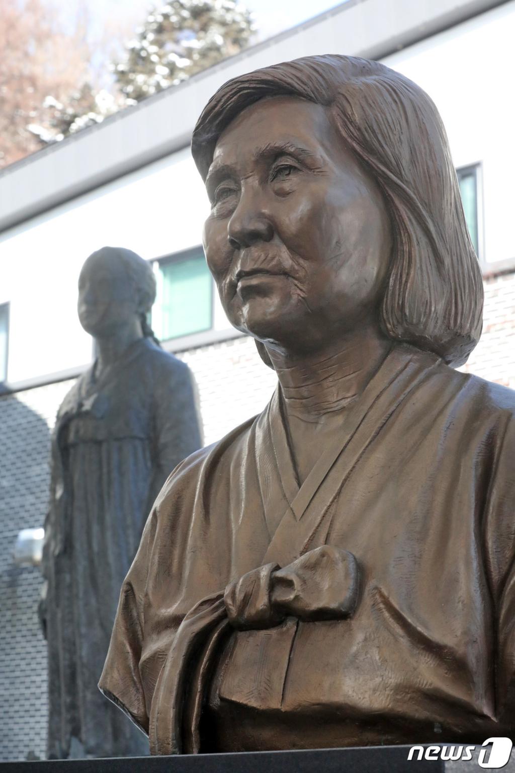 8일 고(故) 배춘희 할머니 등 일본군 위안부 피해 할머니들 12명이 일본 정부를 상대로 낸 손해배상 청구 소송에서 이겼다. 위안부 피해자들이 우리나라 법원에 손해배상 청구 소송을 여러 건 냈지만, 1심 결론이 나온 건 이번이 처음이다.  사진은 경기도 광주시 퇴촌면 나눔의 집에 세워져 있는 고(故) 배춘희 할머니의 흉상. 2021.1.8./사진=뉴스1