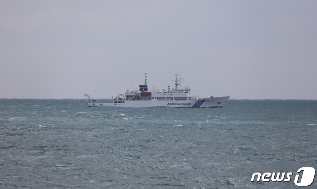 지난 11일부터 제주 남쪽 해상에 일본 해상보안청 측량선 쇼요(昭洋)가 해양 조사를 진행하면서 한국 해경 함정과 40시간 가까운 대치가 이어지고 있다. 해당 수역은 1999년 '신한일어업협정'을 통해 설정된 한일 중간수역인 것으로 알려졌다.  사진은 12일 제주 남쪽 해상에서 해경과 대치 중인 측량선 쇼요(昭洋).(제주지방해양경찰청 제공)2021.1.12./사진=뉴스1