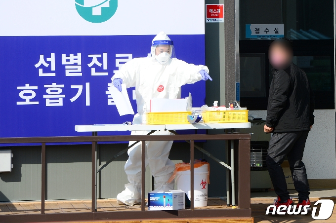 16일 오전 전남 강진군보건소에 설치된 선별진료소에서 한 군민이 신종 코로나바이러스 감염증(코로나19) 진단 검사를 받기 위해 내부로 들어가고 있다. 전남도에 따르면 이날 강진군에서 지역 최초로 신종 코로나바이러스 감염증(코로나19) 확진자 3명이 발생했다.2021.1.16/뉴스1 © News1 정다움 기자