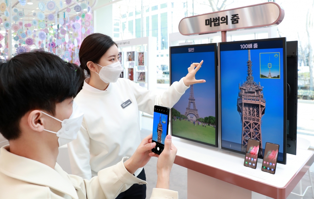 서울 강남구 삼성 디지털프라자 삼성대치점에서 갤럭시 팬큐레이터가 소비자에게 '갤럭시S21 울트라'의 '100배 스페이스 줌' 기능을 안내하고 있다. /사진=삼성전자