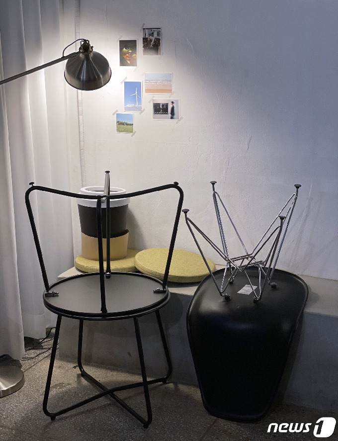 16일 오후 광주 북구 한 카페의 의자가 전부 뒤집혀진 모습이다. 정부는 이날 개인 간의 접촉을 줄이기 위한 '5인 이상 사적모임 금지'와 '밤 9시 이후 영업제한 조치' 등의 사회적 거리두기를 연장 발표했다. 현행 카페 내 음식 섭취가 불가했던 거리두기 기준은 18일 0시를 기점으로 일부 완화될 예정이다. 2021.1.16/뉴스1 © News1 이수민 기자