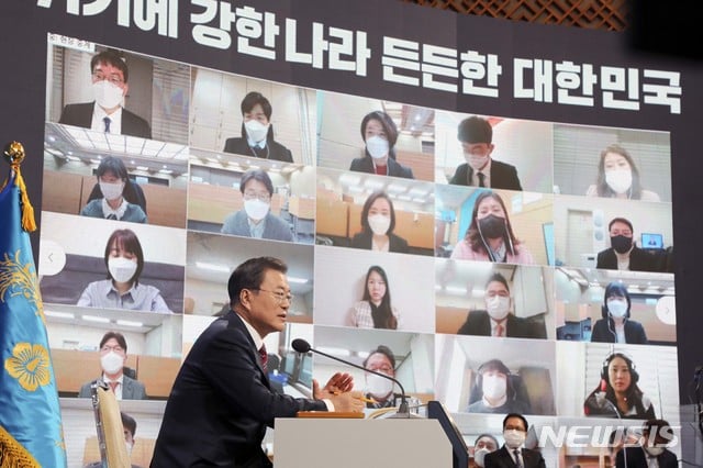 [서울=뉴시스]추상철 기자 = 문재인 대통령이 18일 오전 청와대 춘추관에서 온·오프 혼합 방식으로 열린 '2021 신년 기자회견'에 참석해 취재진의 질문에 답변하고 있다. 2021.01.18. scchoo@newsis.com