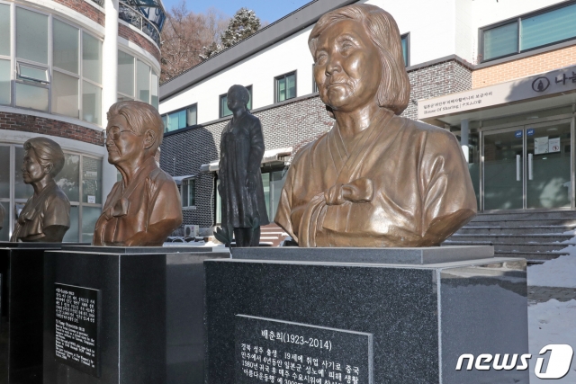 (경기광주=뉴스1) 조태형 기자 = 8일 고(故) 배춘희 할머니 등 일본군 위안부 피해 할머니들 12명이 일본 정부를 상대로 낸 손해배상 청구 소송에서 이겼다. 위안부 피해자들이 우리나라 법원에 손해배상 청구 소송을 여러 건 냈지만, 1심 결론이 나온 건 이번이 처음이다. 사진은 경기도 광주시 퇴촌면 나눔의 집에 세워져 있는 고(故) 배춘희 할머니와 세상을 떠난 할머니들의 흉상. 2021.1.8/뉴스1