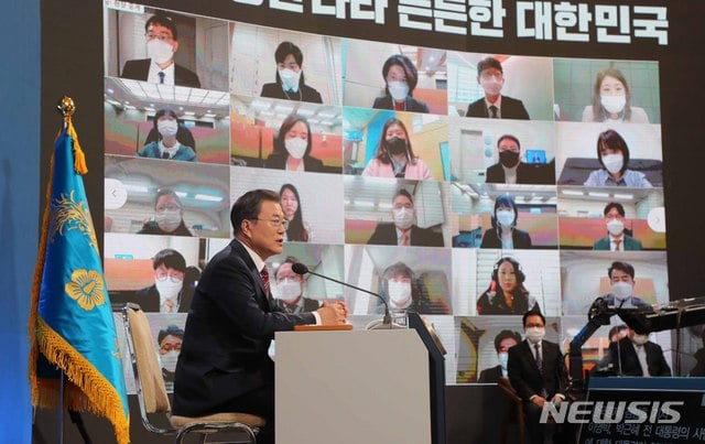 [서울=뉴시스]추상철 기자 = 문재인 대통령이 18일 오전 청와대 춘추관에서 온·오프 혼합 방식으로 열린 '2021 신년 기자회견'에 참석해 취재진의 질문에 답변하고 있다. 2021.01.18. scchoo@newsis.com