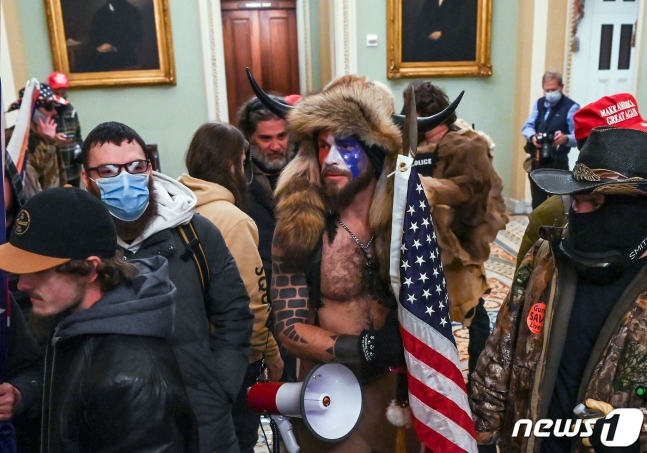 지난 6일 미 연방의회 의사당에 난입한 도널드 트럼프 대통령의 지지자 제이컵 챈슬리(가운데) /AFP=뉴스1