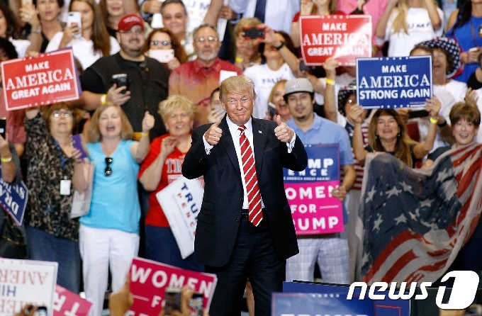지지자들과 함께한 도널드 트럼프 미국 대통령. © AFP=뉴스1