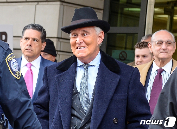 도널드 트럼프 미국 대통령의 최측근 로저 스톤이 '러시아 스캔들' 관련 징역 3년4개월을 선고받고 법원을 나서고 있다. © 로이터=뉴스1