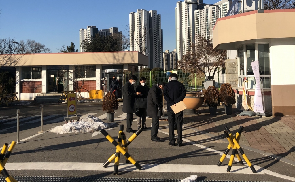 이재용 부회장 변호인단이 19일 오전 경기 의왕시 서울구치소에서 이 부회장 접견 준비를 하고 있는 모습/사진=이정혁 기자