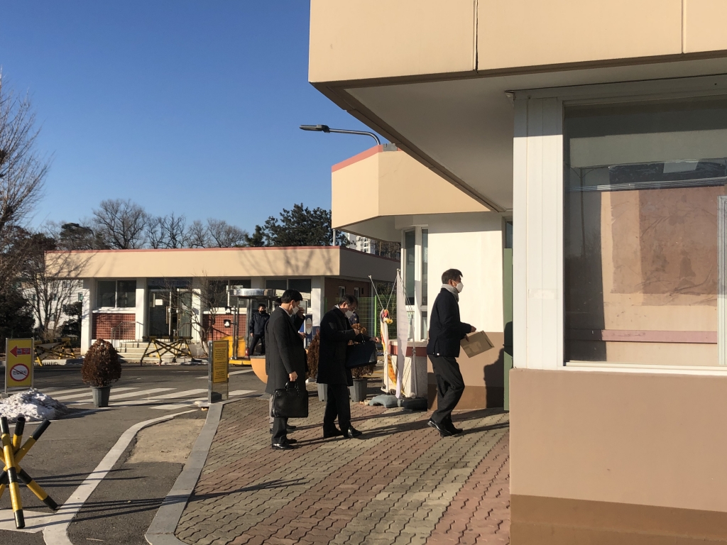 이재용 부회장 변호인단이 19일 오전 경기 의왕시 서울구치소에서 이 부회장 접견 준비를 마치고 접견동으로 향하고 있는 모습/사진=이정혁 기자