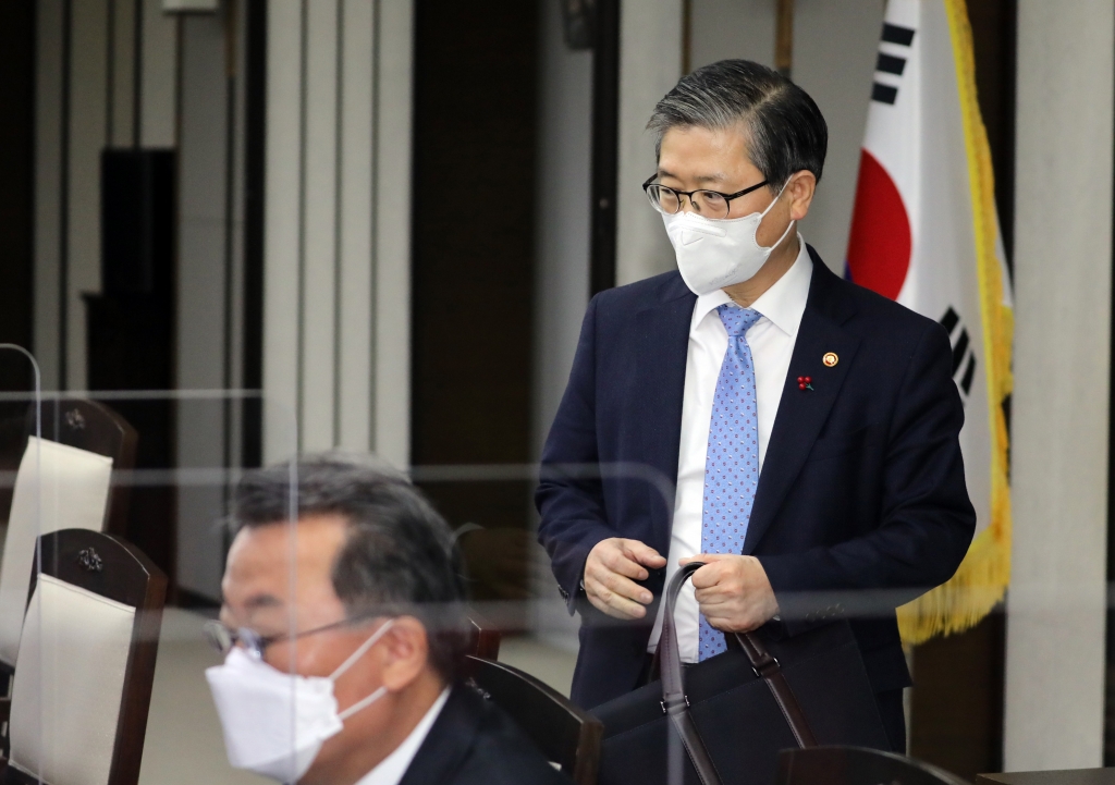 변창흠 국토교통부 장관이 14일 정부세종청사 국무조정실에서 열린 국정현안점검조정회의에 참석 하고 있다. /사진제공=뉴스1