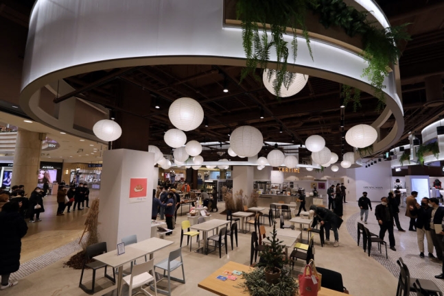 AK플라자 분당점 1층 피아짜360 광장 전경. /사진=AK플라자