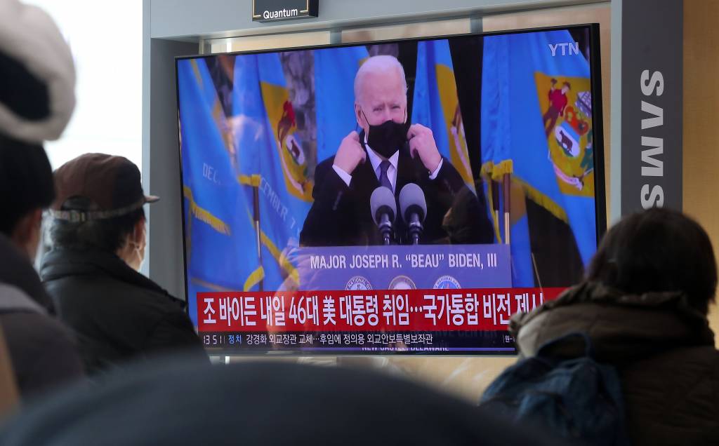 [서울=뉴시스]홍효식 기자 = 20일 오후 서울역 대합실에서 시민들이 조 바이든 미국 대통령 임기 시작 관련 뉴스를 시청하고 있다. 바이든 당선인은 현지시간 20일 낮 12시(한국시각 21일 새벽 2시)에 미국의 46번째 대통령이 된다. 2021.01.20. yesphoto@newsis.com