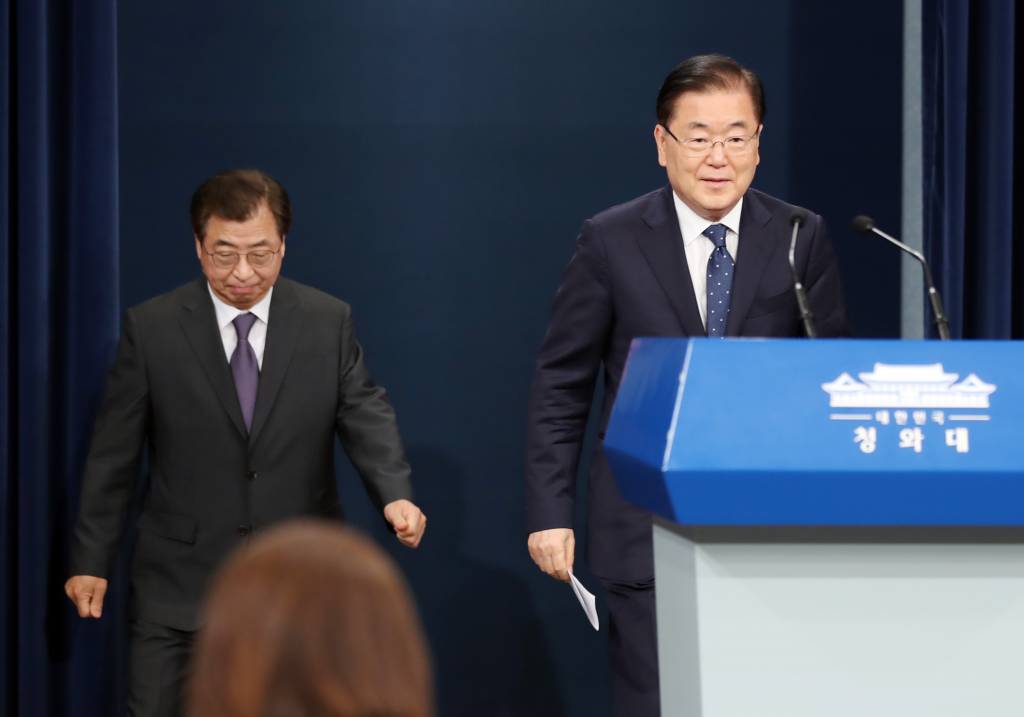 [서울=뉴시스]박영태 기자 = 청와대 국가안보실장과 대통령 외교안보특보로 각각 임명된 서훈 국가정보원장과 정의용 국가안보실장이 3일 청와대 춘추관 대브리핑룸으로 입장하고 있다. 2020.07.03.  since1999@newsis.com