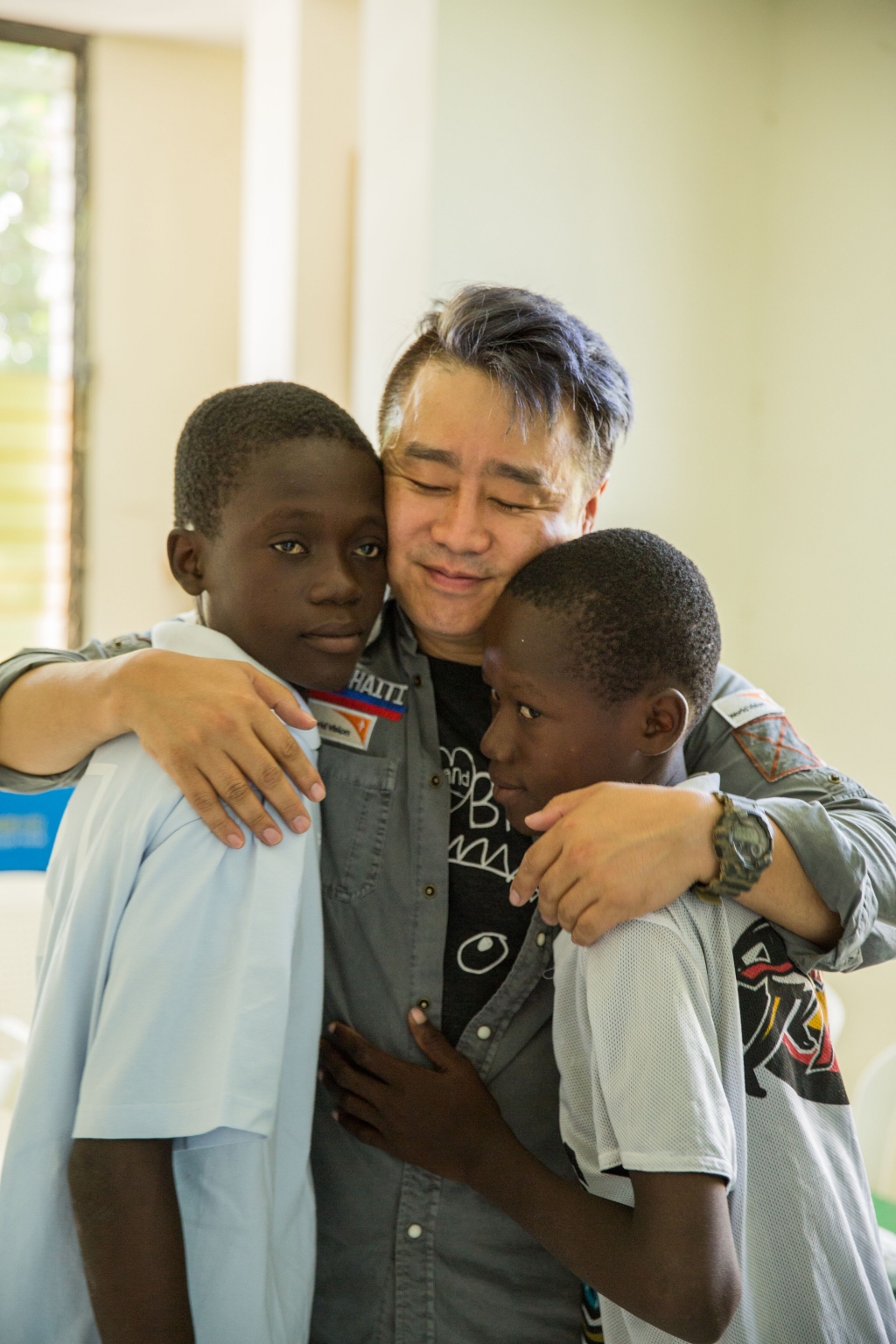 탤런트 이광기가 아이티에서 만난 아이들. 그는 "세상의 아이들을 내 자식처럼 돌보고 섬기겠다"며 2년에 한번꼴로 문화예술을 통해 아이티에 방문, 나눔활동을 펼치고 있다. /사진제공=다연출판사