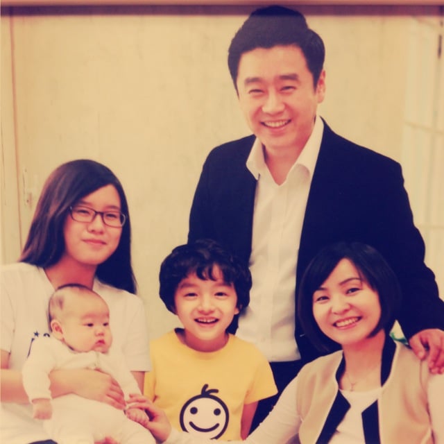 탤런트 이광기 가족. 12년 전인 2009년 신종플루로 사망한 석규 군(가운데)을 컴퓨터 그래픽으로 가족 사진에 맞춰 넣었다. /사진제공=다연출판사