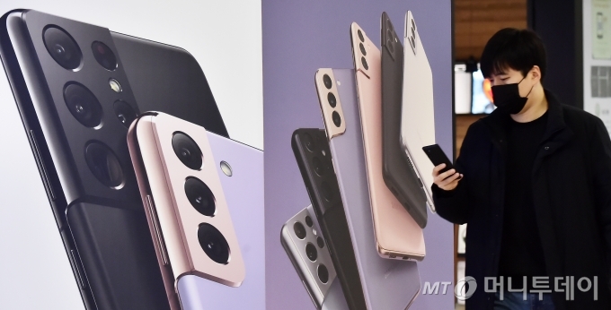 삼성전자가 15일 자정 '갤럭시언팩?2021'을 통해 상반기 플래그십 스마트폰 '갤럭시S 21'과 무선 이어폰 '갤럭시버즈 프로'를 전세계 최초 공개한 가운데 서울 서초구 삼성딜라이트샵에 언팩에서 공개된 기기가 전시되어 있다. 갤S21의 출시가격은 모델 및 사양에 따라 99만 9900원부터 159만 9400원으로 책정되었으며, 보다 자세한 사항은 삼성전자 홈페이지 및 삼성플라자, 이동통신사(SKT ㆍKTㆍLGU+ 등)를 통해 알아볼수 있다. / 사진=머니S 임한별