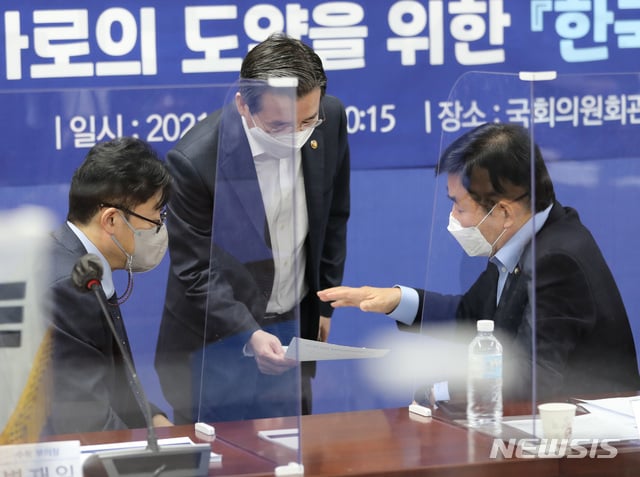 [서울=뉴시스]전진환 기자 = 김진표(오른쪾) 국가경제자문회의 의장이 21일 오전 서울 여의도 국회에서 열린 2021 국가경제자문회의 제1차회의에 참석해 김용범(가운데) 기획재정부 1차관과 자료를 보며 대화하고 있다. 2021.01.21. amin2@newsis.com