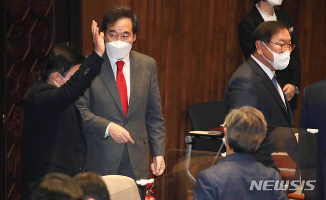 더불어민주당 이낙연 대표(가운데)와 김진표 의원(왼쪽)이 지난해 12월 14일 국회 본회의장에서  '대북전단 살포 금지법'(남북관계발전법 개정안) 이 가결되자 인사하고 있다. / 사진제공=뉴시스