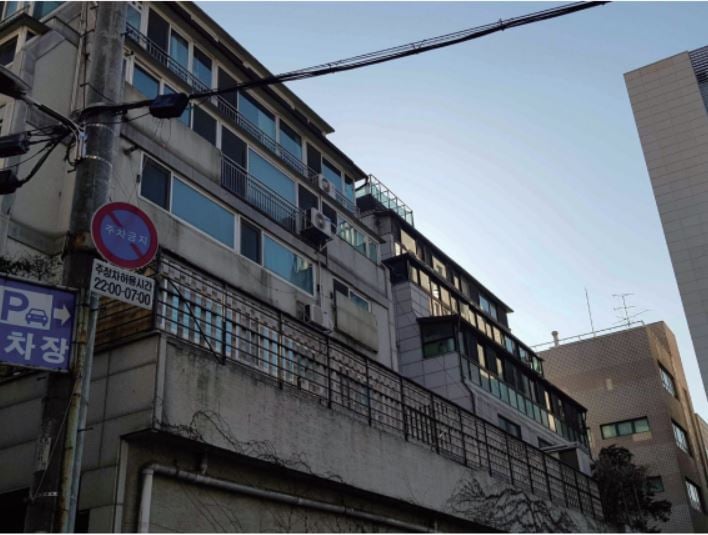 일조권 사선 제한으로 계단형으로 생긴 건물에 불법으로 베란다를 확장한 사례/사진= 대한건축사협회 토론 자료집