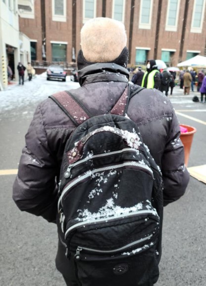 한 끼 도시락을 받기 위해 기다리는 노숙인의 가방엔 눈이 쌓였다. 그들은 이렇게 말한다. 배고픈 것보다 무서운 건 없다고./사진=김하종 신부 페이스북