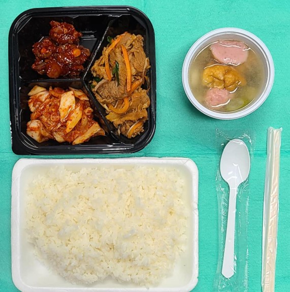 하루 세 끼를 먹는 게 당연하다고 여기고, 다이어트가 일상이 된 사회에서, 하루 한 끼를 먹기 위해 안나의 집을 찾아오는 사람들이 있다./사진=김하종 신부 페이스북