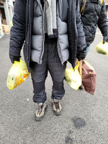 안나의 집서 정성껏 만든 도시락을 손에 든 노숙인./사진=김하종 신부 페이스북