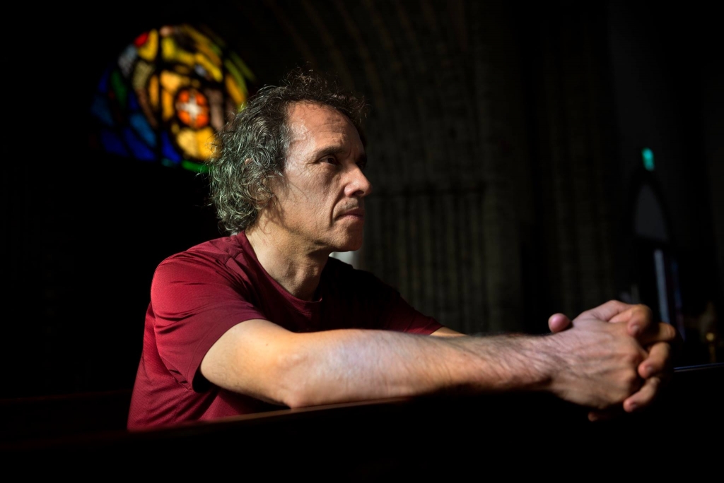 안나의 집을 찾아오는 사람들이 불쌍한 사람이 아니라, '부활하신 예수님의 상처'라고 믿는 사람. 그래서 예수님의 상처를 모시며 살기에 행복하다고 기도하는 사람이 김하종 신부다./사진=김하종 신부 페이스북