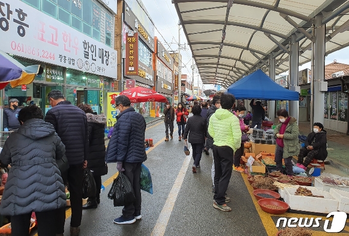 장흥에서 코로나19 확진자가 발생하지 않고 있는 가운데 23일 찾은 장흥토요시장이 북적이고 있다.2021.1.23/뉴스