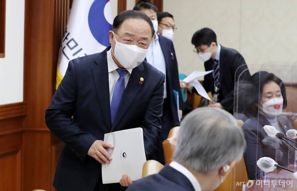 홍남기 경제부총리 겸 기획재정부 장관. /사진=김휘선 기자 hwijpg@