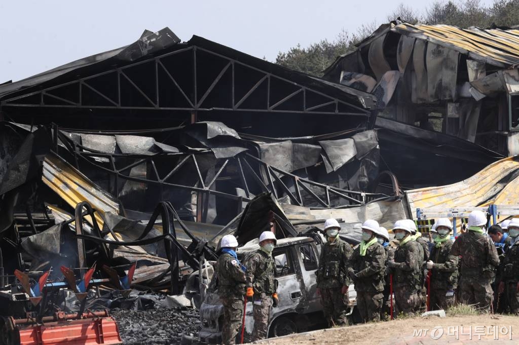 산불피해 현장에 동원된 군인들. /사진=고성(강원)=김휘선 기자 hwijpg@