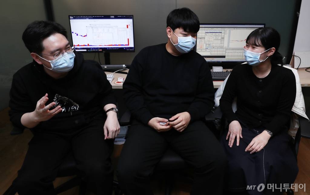 김성효씨(왼쪽부터), 한동원씨, 조현아씨가 22일 서울 서초구에 위치한 공유오피스에서 이야기를 나누고 있다. / 사진=김휘선 기자 hwijpg@