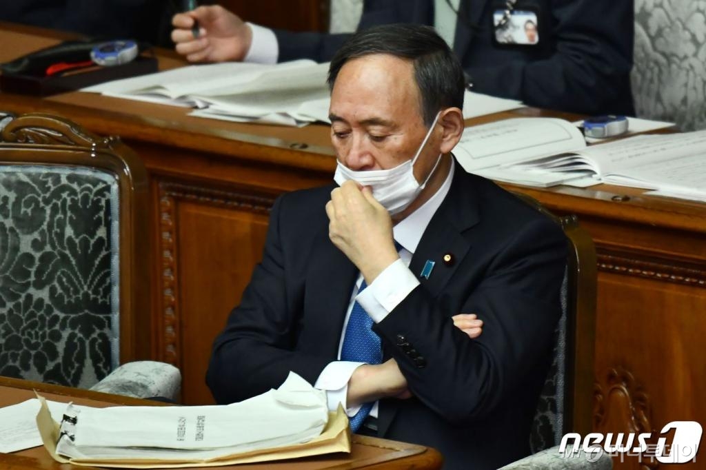 (도쿄 AFP=뉴스1) 우동명 기자 = 스가 요시히데 일본 총리가 18일(현지시간) 도쿄 정기국회에서 시정방침 연설을 마치고 앉아 있다. ⓒ AFP=뉴스1