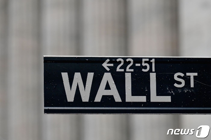 뉴욕증권거래소 도로표지판 © AFP=뉴스1
