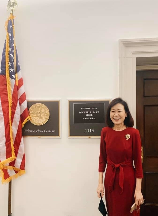 미셸 박 스틸 의원이 자신의 워싱턴DC 사무실 앞에서 찍은 사진. © 미셸 박 스틸 의원 페이스북