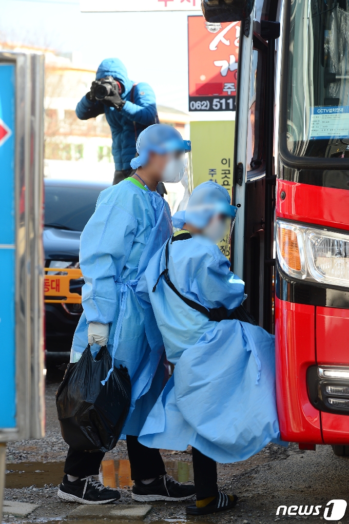 광주 TCS국제학교에서 신종 코로나바이러스 감염증(코로나19) 확진자 109명이 발생한 가운데 27일 오후 광주광역시 광산구 TCS국제학교에서 확진 판정을 받은 학생들이 이송 버스에 올라타고 있다.2020.1.27 /뉴스1 © News1 정다움 기자