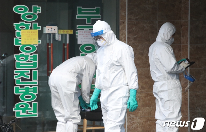 27일 오후 부산 금정구 부곡요양병원에 의료진이 분주하게 움직이고 있다. 이날 이 병원에서 환자 13명과 종사자 2명이 추가 확진됐다. 첫 확진자가 발생한 지난 23일부터 현재까지 관련 확진자는 모두 56명(환자 39명, 종사자 16명, 접촉자 1명)으로 늘어났다. 2021.1.27/뉴스1 © News1 여주연 기자