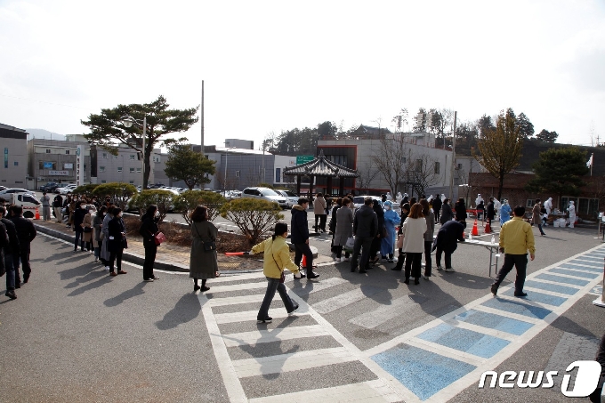 28일 오전 전남 보성군청 직원들이 신종 코로나바이러스 감염증(코로나19) 검사를 받기 위해 인근 보성군보건소 선별진료소 앞에서 줄을 서고 있다. 이날 오전 보성군청에 근무하는 직원 1명이 코로나19 양성판정을 받아 보성군청이 임시폐쇄되는 등 방역에 비상이 걸렸다.2021.1.28 /뉴스1 © News1 지정운 기자