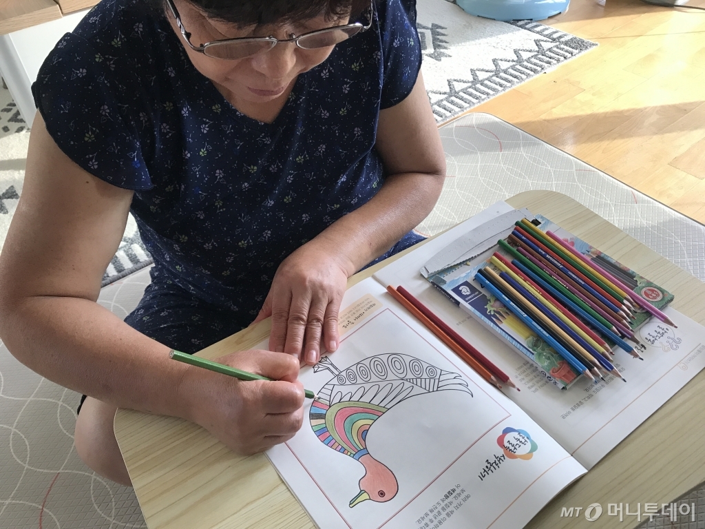 제주 건업동에서 실시중인 '오늘도 공부' 시범사업 참가 어르신이 학습지를 풀고 있다/사진제공=꿈틀