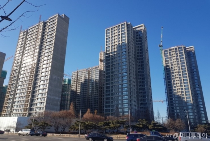 불법청약 분양권 사기 피해로 퇴거 위기에 놓인 해운대 마린시티자이 입주민들이 27일 오후 국회 앞에서 법개정을 촉구하고 있다. /사진제공=마린자이 선의의 피해자 비상대책위원회