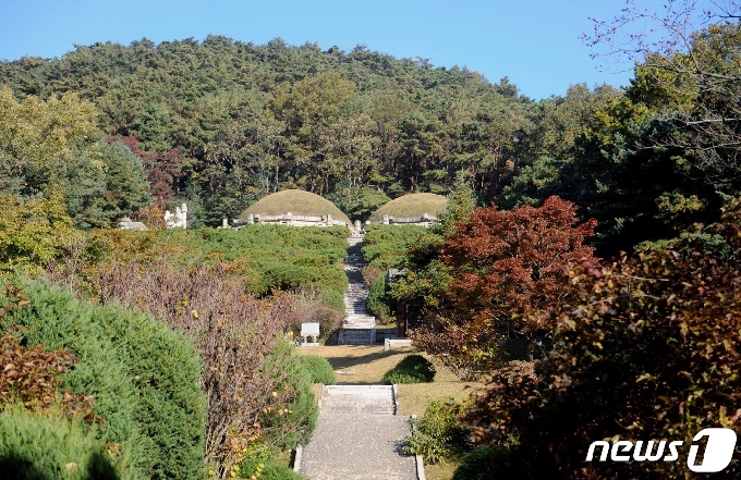 고려 31대 공민왕과 왕후의 무덤인 현릉과 정릉(玄陵·正陵) 전경. 왼쪽이 공민왕(현릉), 오른쪽이 노국공주의 무덤(정릉)이다. (미디어한국학 제공) 2021.01.30.© 뉴스1