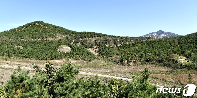 개성시 해선리 왕건릉의 서남쪽에 있는 명릉군(明陵群) 전경. (평화경제연구소 제공) 2021.01.30.© 뉴스1
