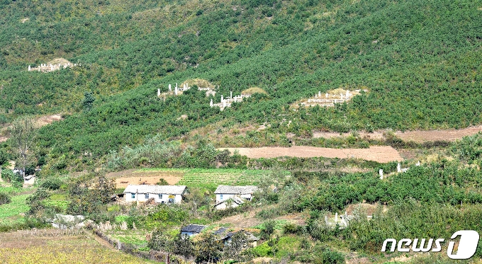 개성시 해선리에 있는 칠릉군 전경. 모두 능주가 확인되지 않았고, 고려 중기부터 후기까지 시기에 조성된 왕후와 왕비, 왕족의 무덤으로 추정된다. (평화경제연구소 제공) 2021.01.30.© 뉴스1