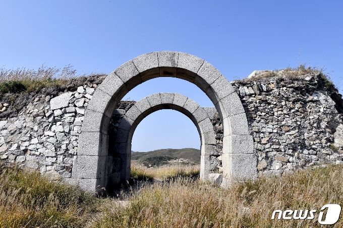 내성의 서쪽 문이었던 눌리문(영추문). 발어참성과 내성, 외성이 만나는 지점이다. (미디어한국학 제공) 2021.01.30.© 뉴스1